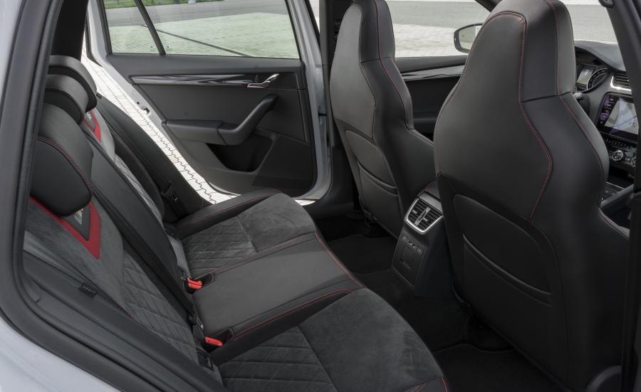 Интерьер Skoda Octavia RS Combi 2017 года  (WW) (фото 22 из 48)